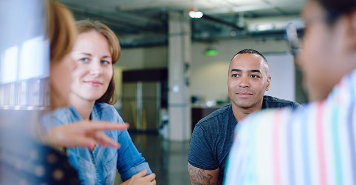 Professionals sitzen zusammen in einer lockeren Besprechung
